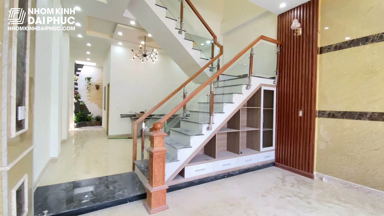 cau-thang-kinh-cuong-luc-tru-cao Cầu thang kính cường lực kết hợp trụ gỗ cao cấp