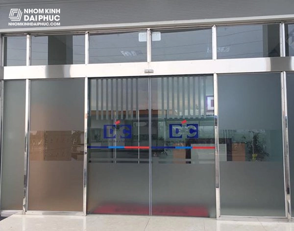 cua-kinh-cuong-luc-khung-inox Cửa kính cường lực khung inox tại ngân hàng