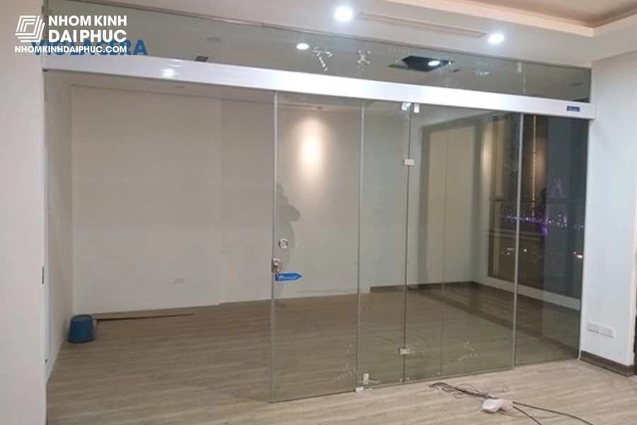 cua-kinh-cuong-luc-truot-thong-phong-1 Cửa kính cường lực trượt thông phòng