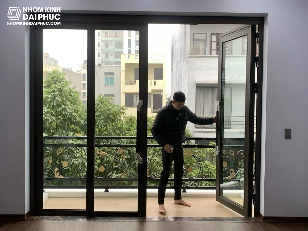 Cửa nhôm trượt quay PMA cho ban công