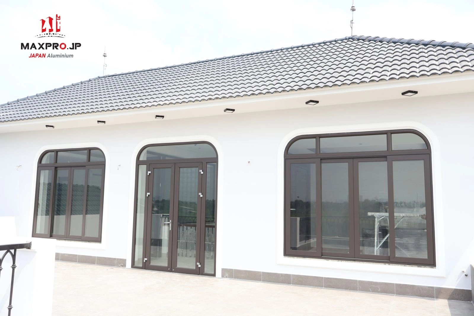 cua-nhom-maxpro-he-83-mau-nau-thu1-1 Khám phá đặc điểm nổi bật của Cửa Nhôm Maxpro