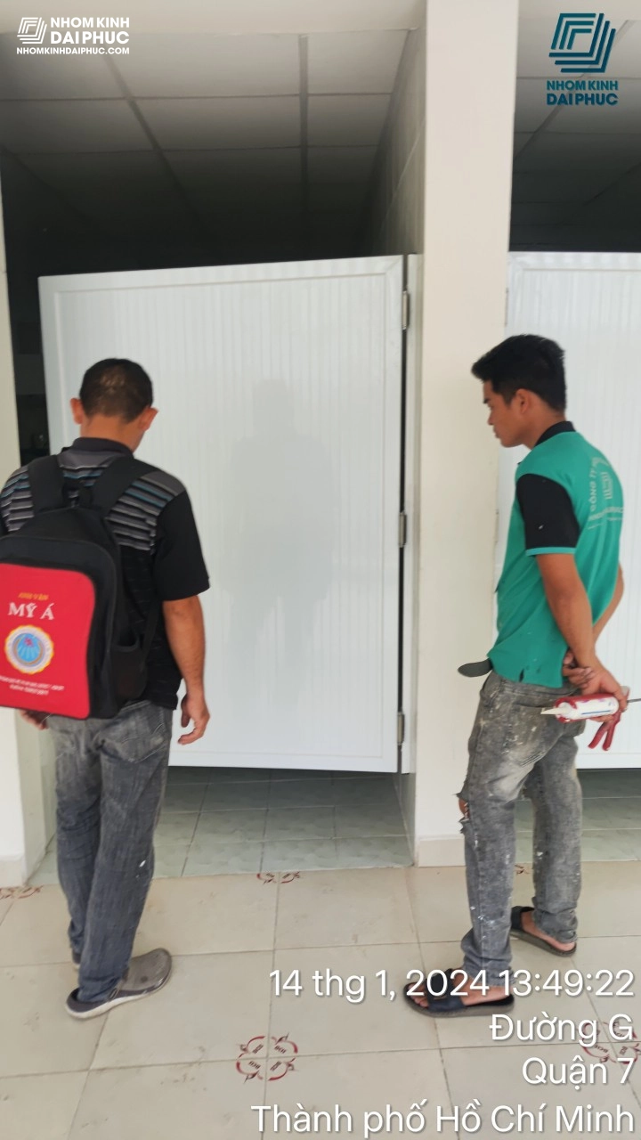 cung-cap-lap-dat-cua-toilet-mo-2-chieu-truong-hoc-quoc-te-canada-quan-7_7855044
