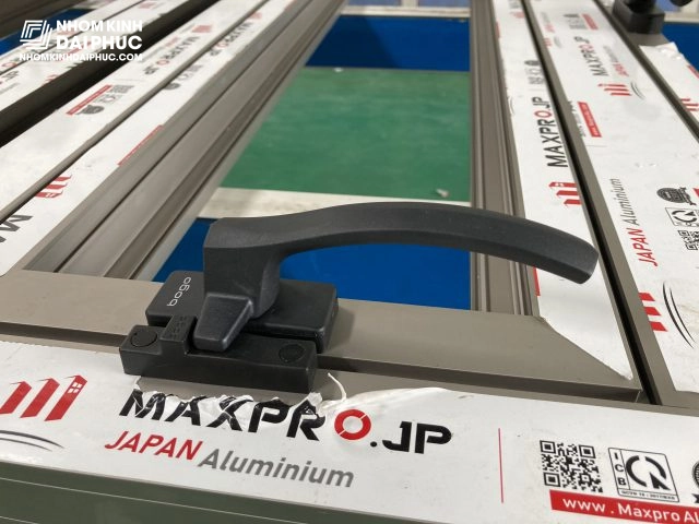 gia-cong-cua-nhom-maxpro-cua-so Cửa sổ nhôm Maxpro