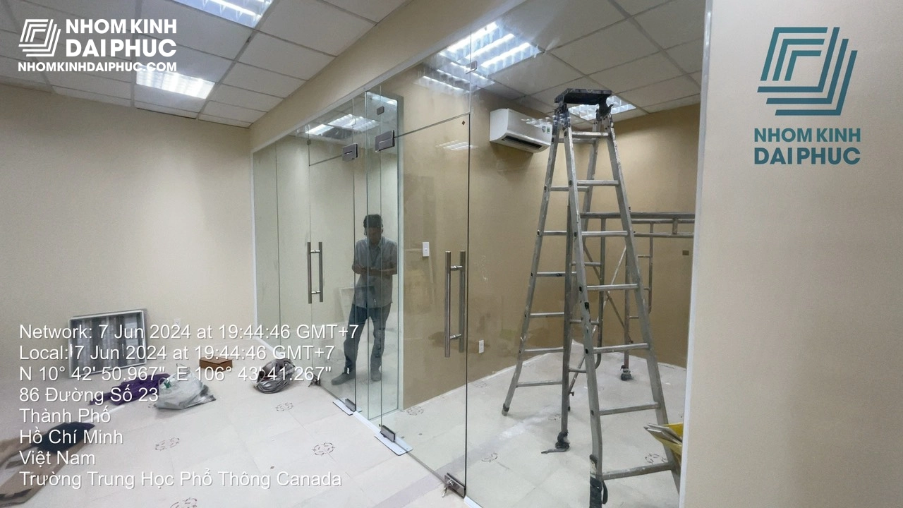 nhom-kinh-dai-phuc-hoan-thanh-cong-trinh-vach-kinh-cuong-luc-tai-truong-hoc-quan-7_7873302