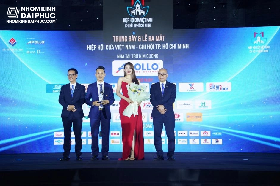 ong-nguyen-van-thanh-uy-vien-bch-len-tang-hoa-ky-niem-chuong-cho-ntt-kim-cuong Ông Nguyễn Văn Thanh ủy viên BCH lên tặng hoa, kỷ niệm chương cho NTT Kim Cương