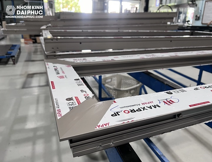 san-xuat-gia-cong-cua-nhom-maxpro1 Sản xuất gia công cửa nhôm Maxpro