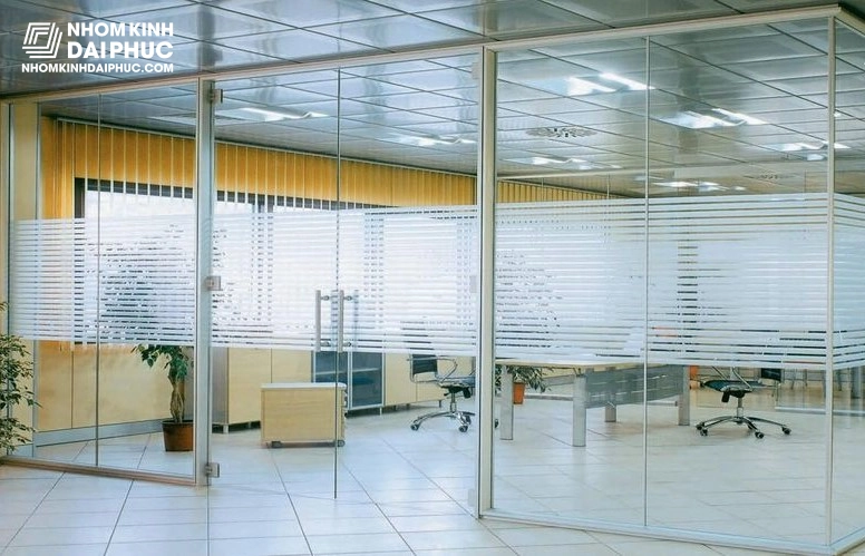 vach-kinh-cuong-luc-van-phong1-1 Tìm hiểu về độ bền của vách kính cường lực
