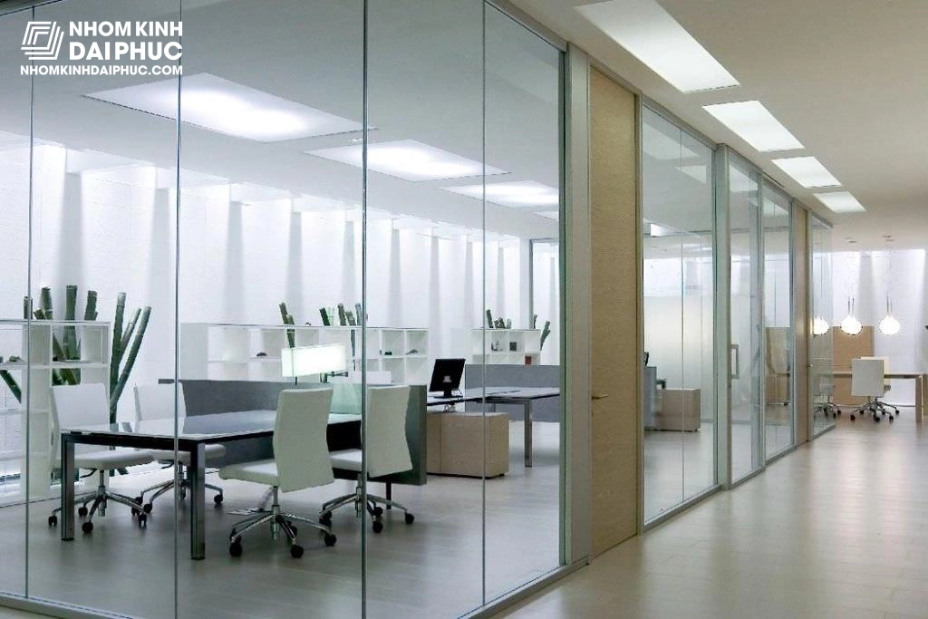 vach-kinh-cuong-luc2-1 Vách kính cường lực cho phòng họp