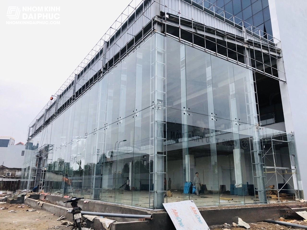 vach-kinh-showrom-oto Vách Kính Cường Lực Showroom Oto