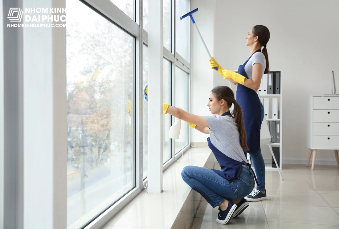 ve-sinh-cua-nhom-kinh Vệ sinh cửa nhôm kính sau khi lắp đặt